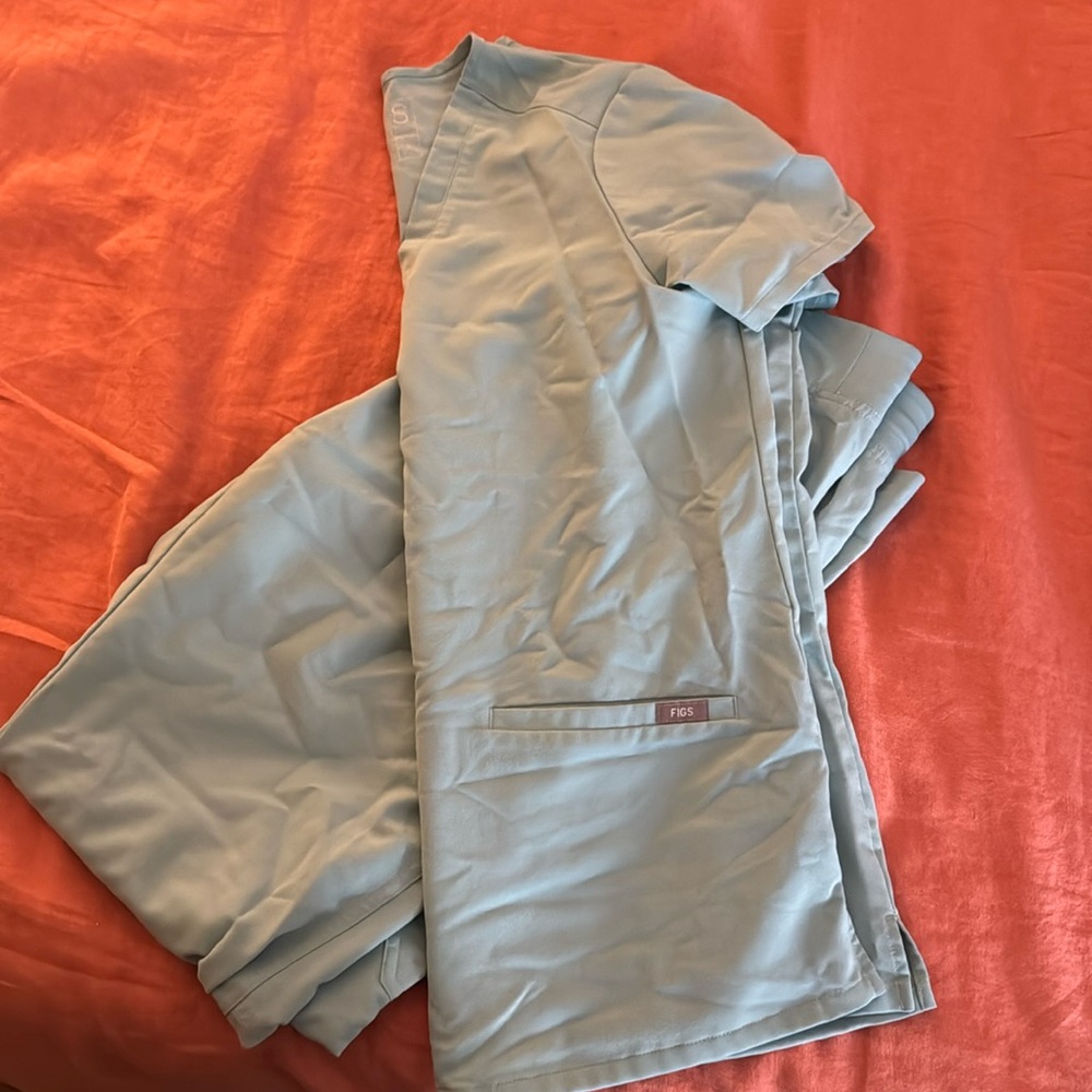 Figs scrubs- matching 2-pocket top (S) and cargo pants bottom (M/T)